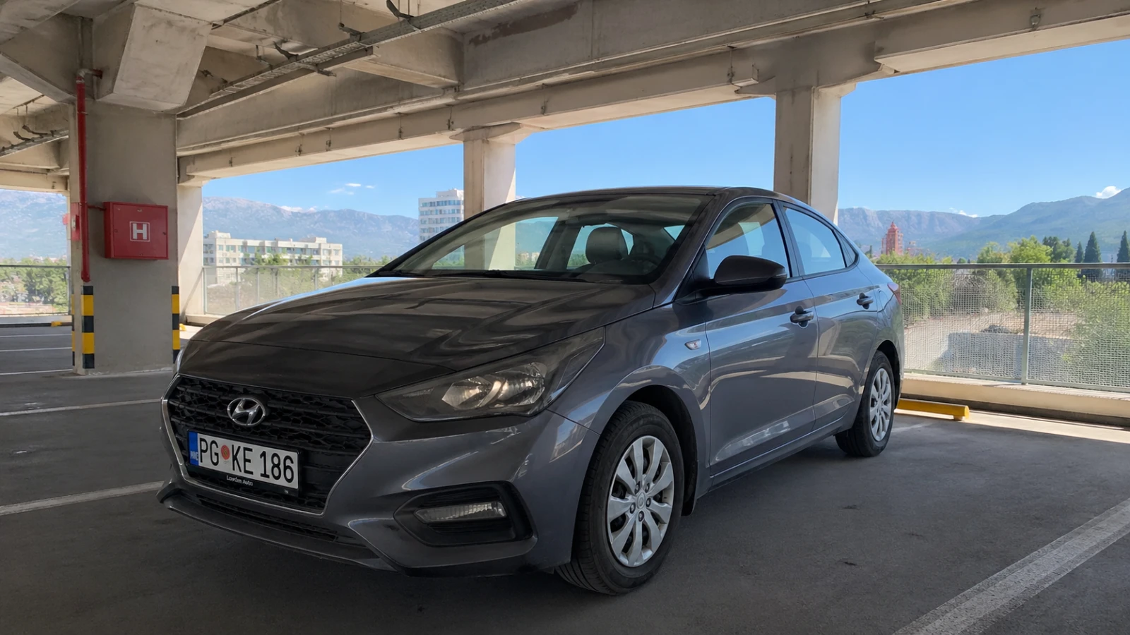Penawaran sewa mobil ekonomi menit terakhir Podgorica Hyundai Accent